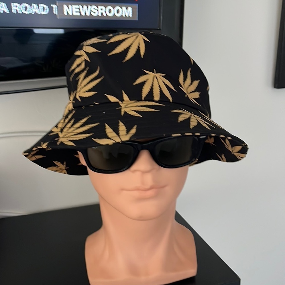 Cool leaf hat in black and gold💙